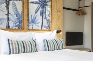 Iron/ironing board, free WiFi, bed sheets