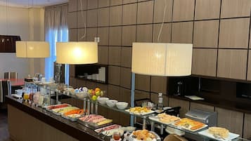 TĂ€gliches inbegriffenes FrĂŒhstĂŒcksbuffet