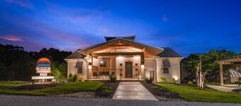 Luxury Lakeview Escape & Marina Access– Near Silver Dollar City