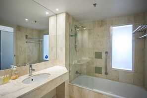 Comfort-Studio | Badezimmer | Kostenlose Toilettenartikel, Haartrockner, Hausschuhe, Handtücher