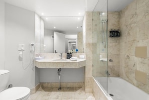 Comfort Studio | Bathroom