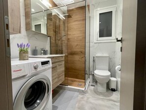 Shower, hair dryer, towels