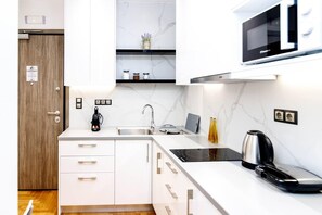 Fridge, microwave, oven, coffee/tea maker - LK apartments A - Athens city (ATHENS)