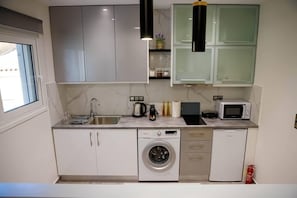 Fridge, microwave, oven, coffee/tea maker