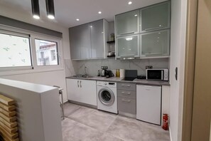 Geladeira, micro-ondas, fogão, cafeteira/chaleira