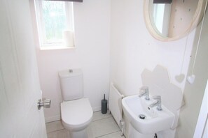 Suihkun ja ammeen yhdistelmä, hiustenkuivaaja, pyyhkeet