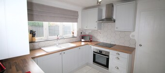 3 Bed Detached - 3 Bathrooms - Parking - Quiet