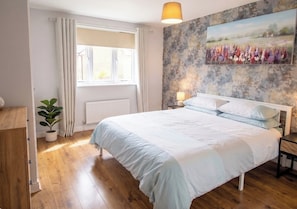3 bedrooms, iron/ironing board, WiFi, bed sheets