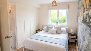 3 habitaciones, tabla de planchar con plancha, wifi y ropa de cama 