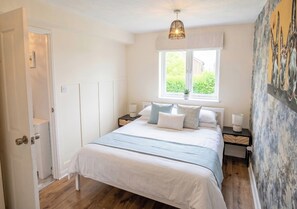 3 slaapkamers, een strijkplank/strijkijzer, wifi, beddengoed