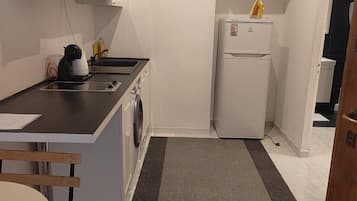 Een koelkast, een magnetron, een oven, een kookplaat