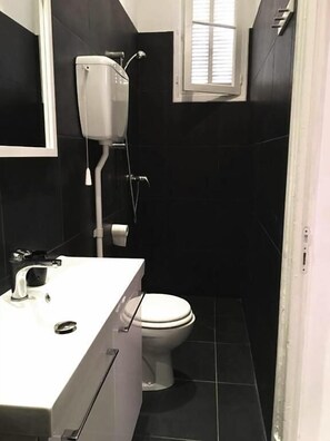 Een douche, een haardroger, handdoeken