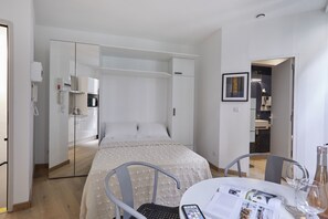 Een strijkplank/strijkijzer, wifi, beddengoed