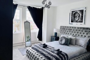 7 bedrooms, iron/ironing board, WiFi, bed sheets - Build your memories hot tub garden sleeps 14 (Porthcawl)