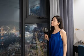 Appartement supérieur, 2 chambres, vue sur le port, côté montagne | Minibar contenant certains articles gratuits