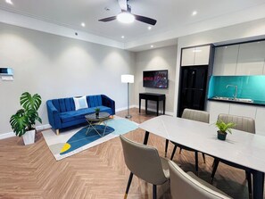 Superior-lejlighed - 2 soveværelser - 2 badeværelser - havudsigt | Opholdsområde | 50-tommers smart-tv med digitale kanaler, tv, pejs