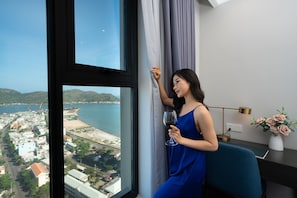 Superior Apartment, 2 Bedrooms, Harbor View, Mountainside | 2 bedrooms, free minibar items, laptop workspace, blackout drapes