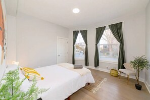 4 bedrooms, iron/ironing board, WiFi, bed sheets