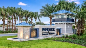 Une enseigne pour le complexe hôtelier Windsor Island, avec un mur en pierre et une structure de toit bleue.