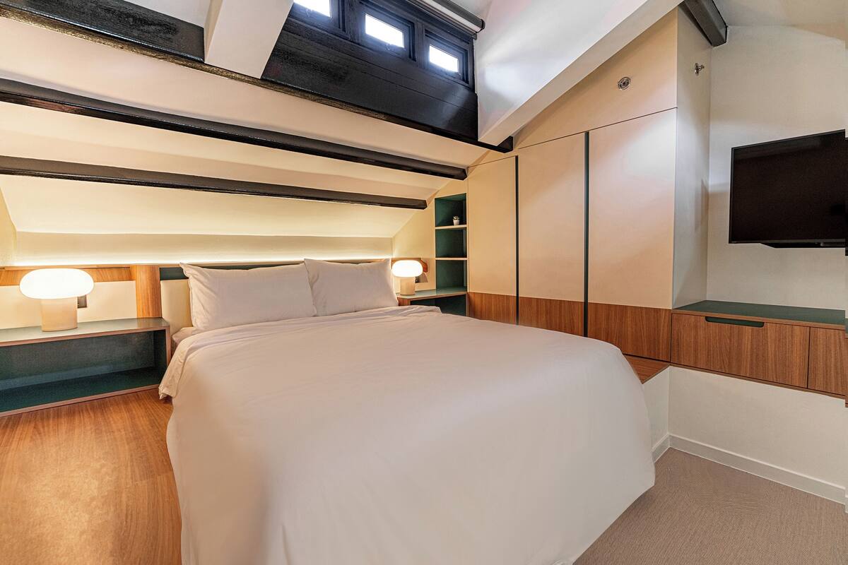 City Loft | Desk, laptop workspace, WiFi (free), bed sheets