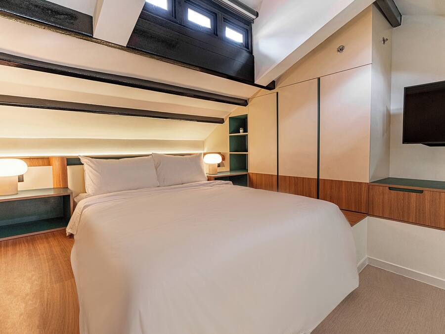 Escritorio, espacio para trabajar con laptop y wifi gratis