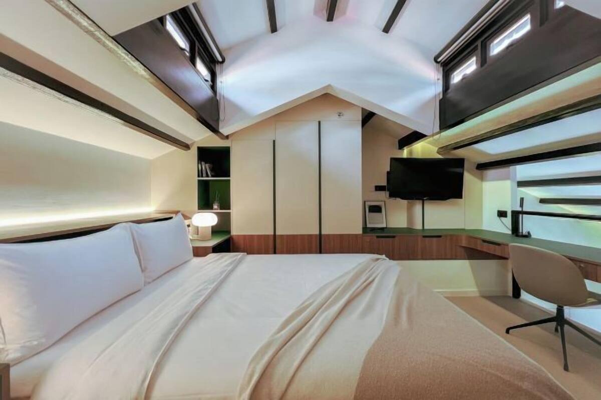 Desk, laptop workspace, WiFi (free), bed sheets