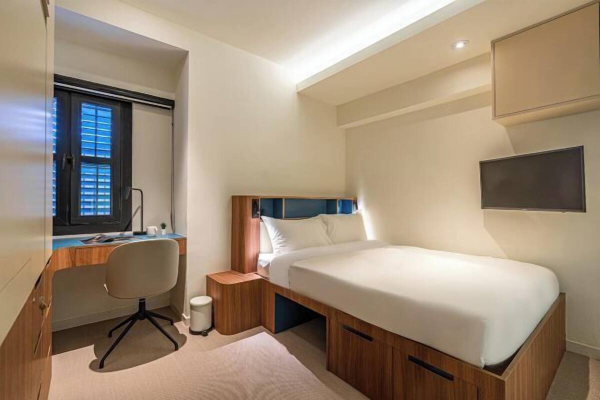 Desk, laptop workspace, WiFi (free), bed sheets