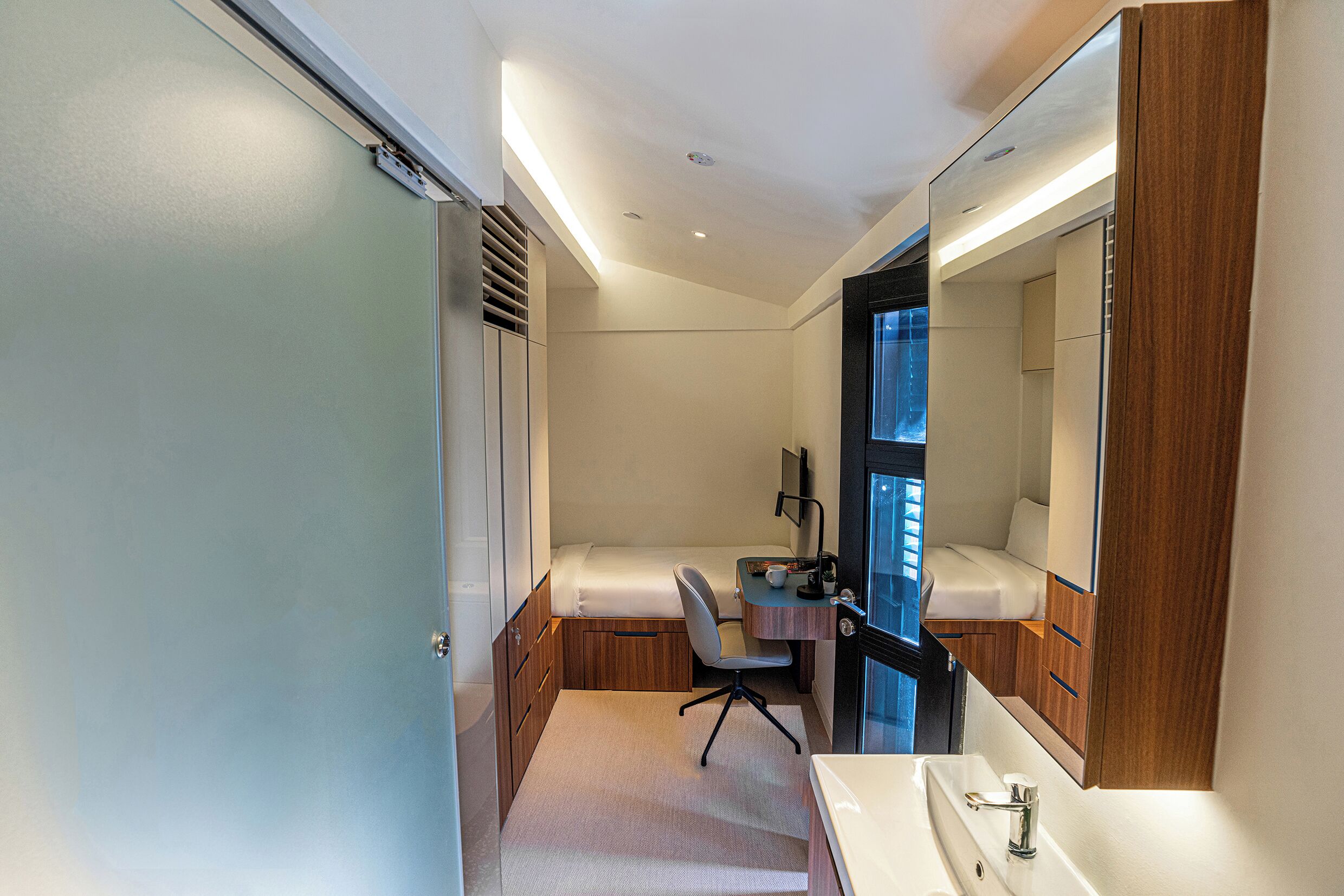 Enkeltrom | Skrivebord, skrivebord for bærbar PC, wi-fi (inkludert) og sengetøy