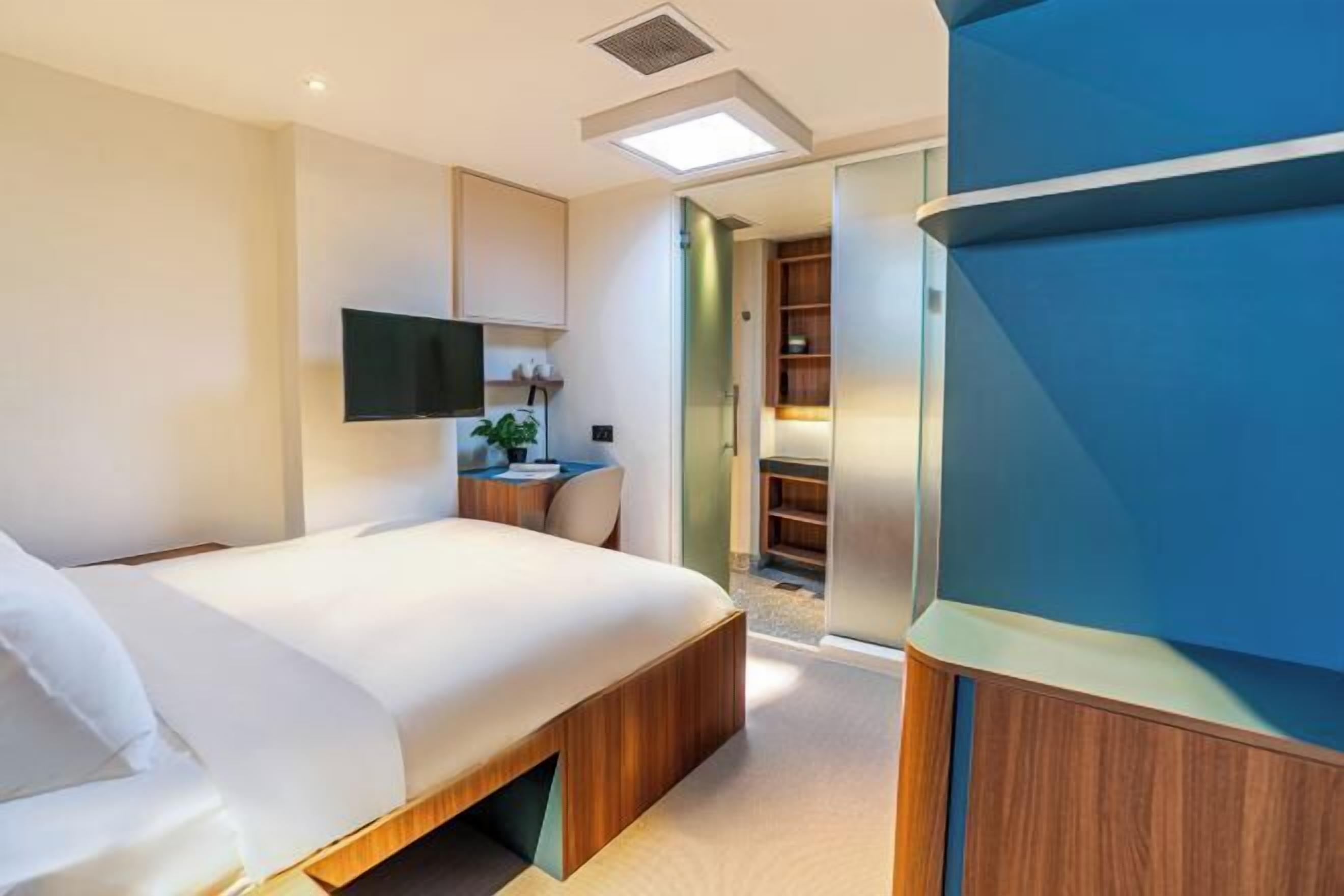 Skrivebord, skrivebord for bærbar PC, wi-fi (inkludert) og sengetøy