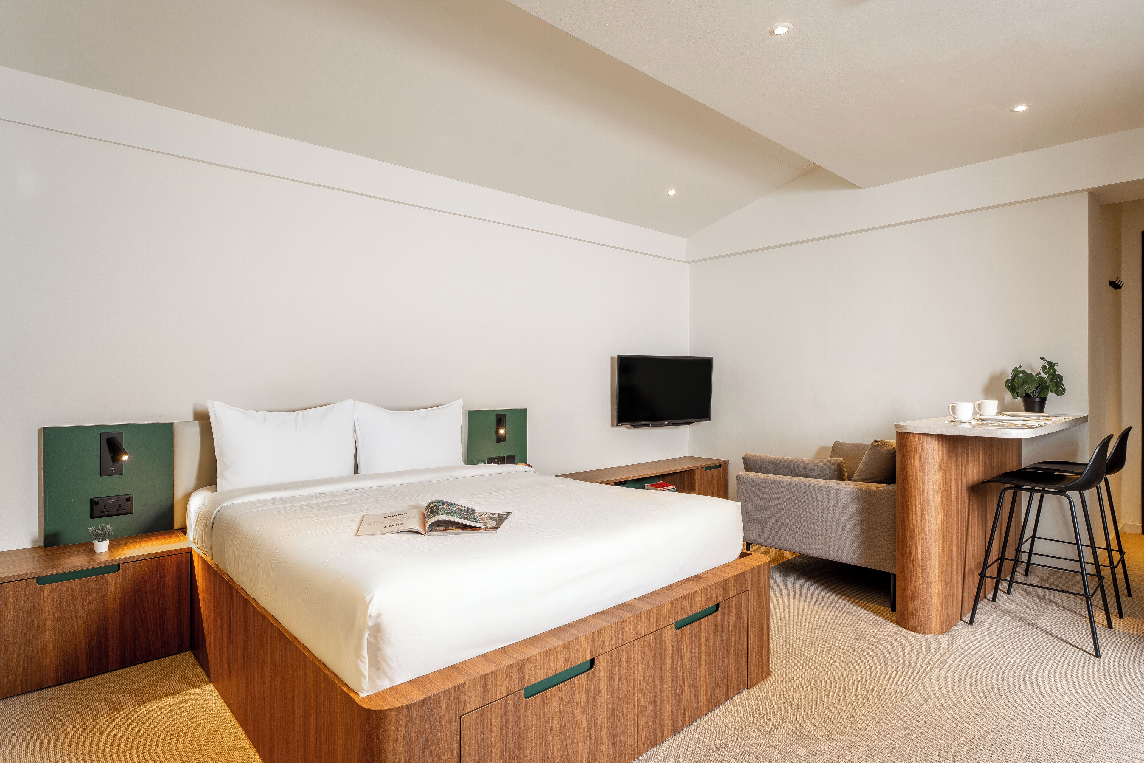 Suite – premium | Skrivebord, skrivebord for bærbar PC, wi-fi (inkludert) og sengetøy