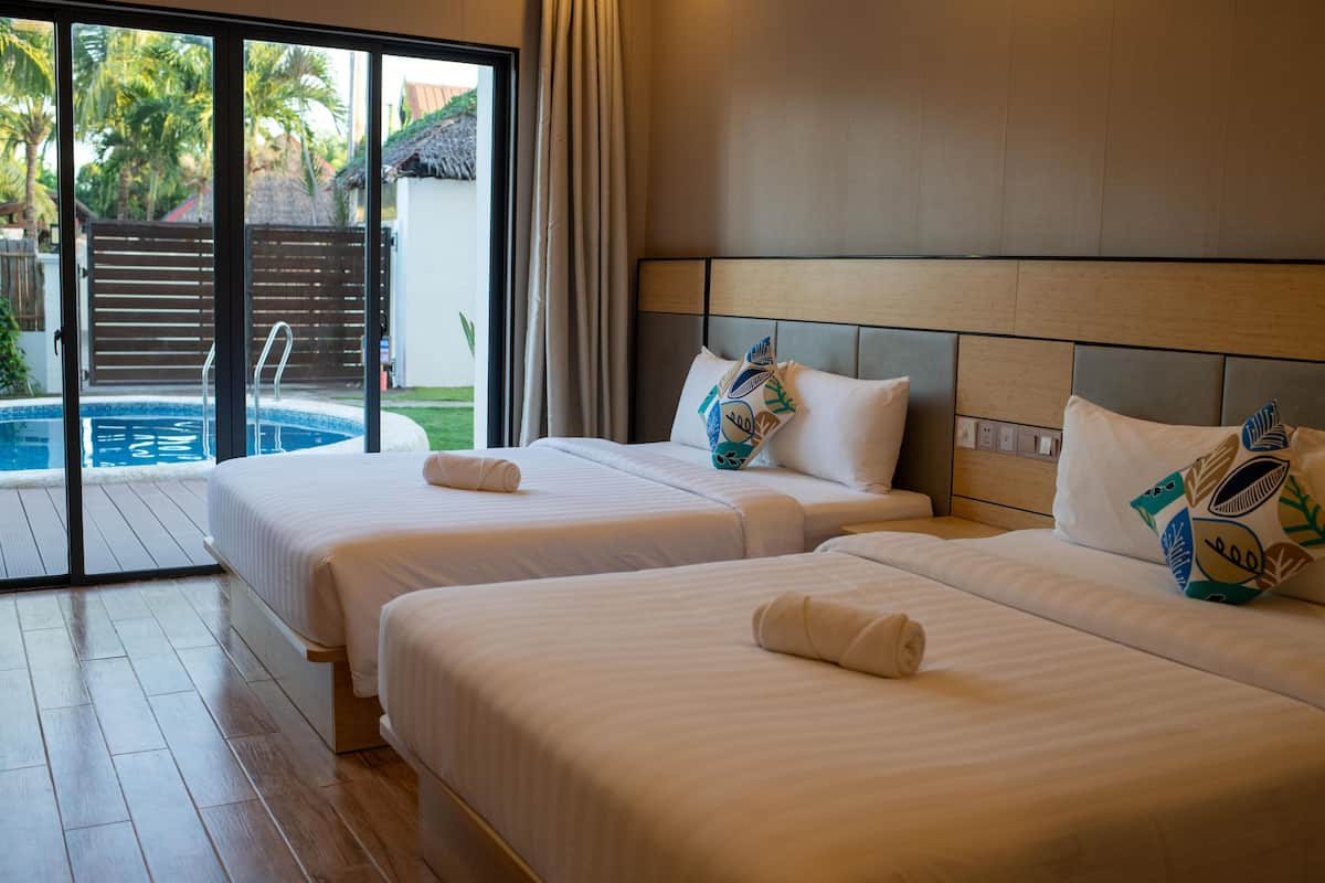 Deluxe Family Room with Direct Pool Access | 高級寢具、書桌、手提電腦工作空間、遮光窗簾/窗簾