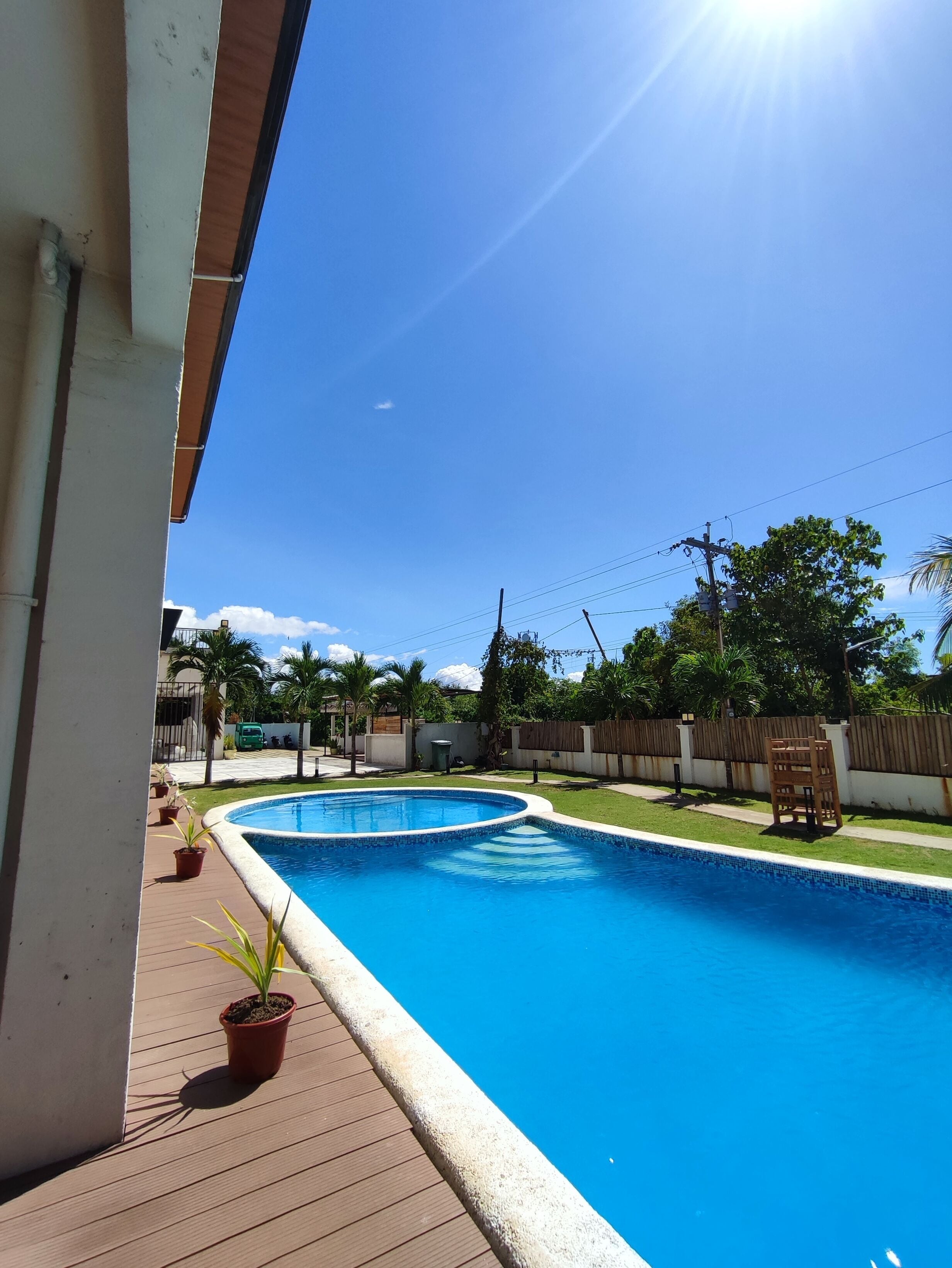 2 utomhuspooler, solstolar och livvakter på plats