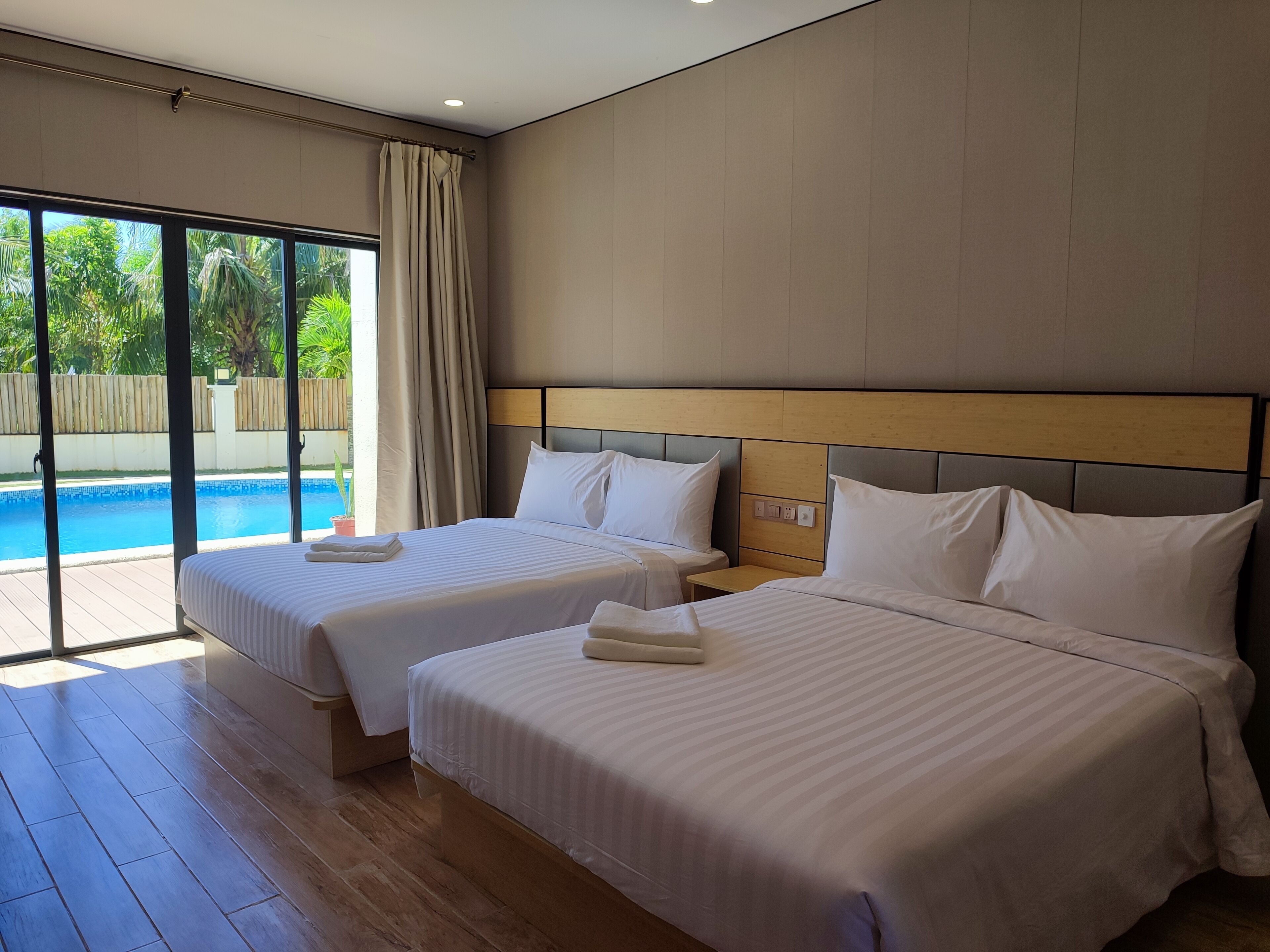 Deluxe Family Room with Direct Pool Access | Ropa de cama de alta calidad y escritorio