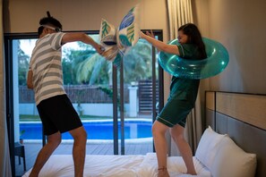 Deluxe King Room- Poolside | 고급 침구, 책상, 노트북 작업 공간, 암막 커튼