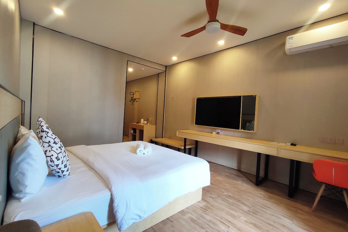 Deluxe King Room | Seprai premium, meja kerja, dan ruang kerja ramah laptop