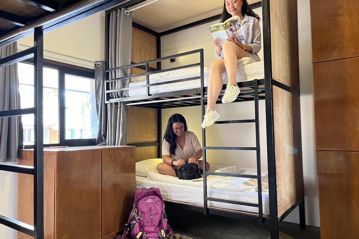 Dormitorio compartido estándar, solo para mujeres | Ropa de cama de alta calidad y escritorio