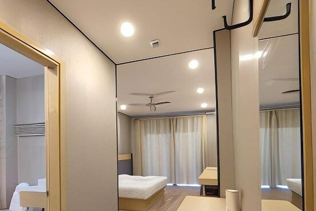 Ropa de cama de alta calidad y escritorio