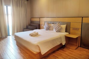 Luxe beddengoed, een bureau, een laptopwerkplek