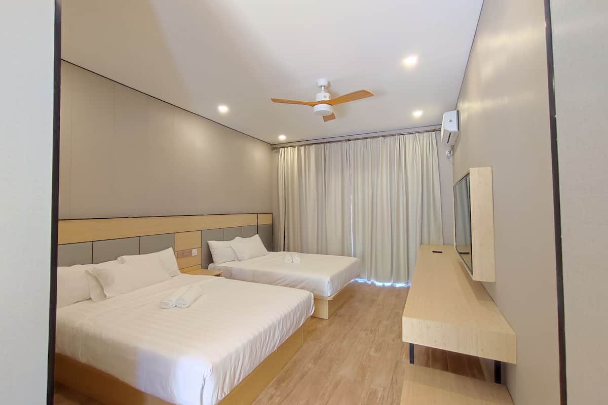 Deluxe Family Room | 高級寢具、書桌、手提電腦工作空間、遮光窗簾/窗簾