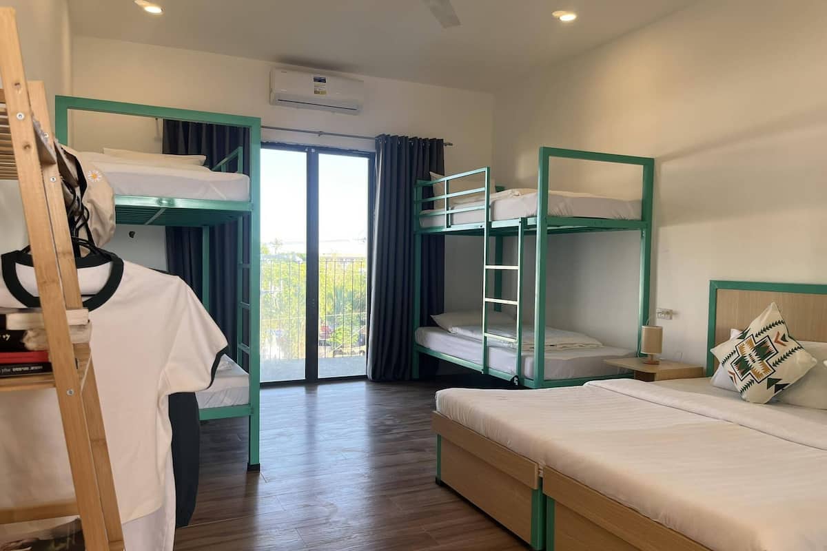 Grand Family Room (3rd Floor, By Stairs Only) | Ropa de cama de alta calidad y escritorio