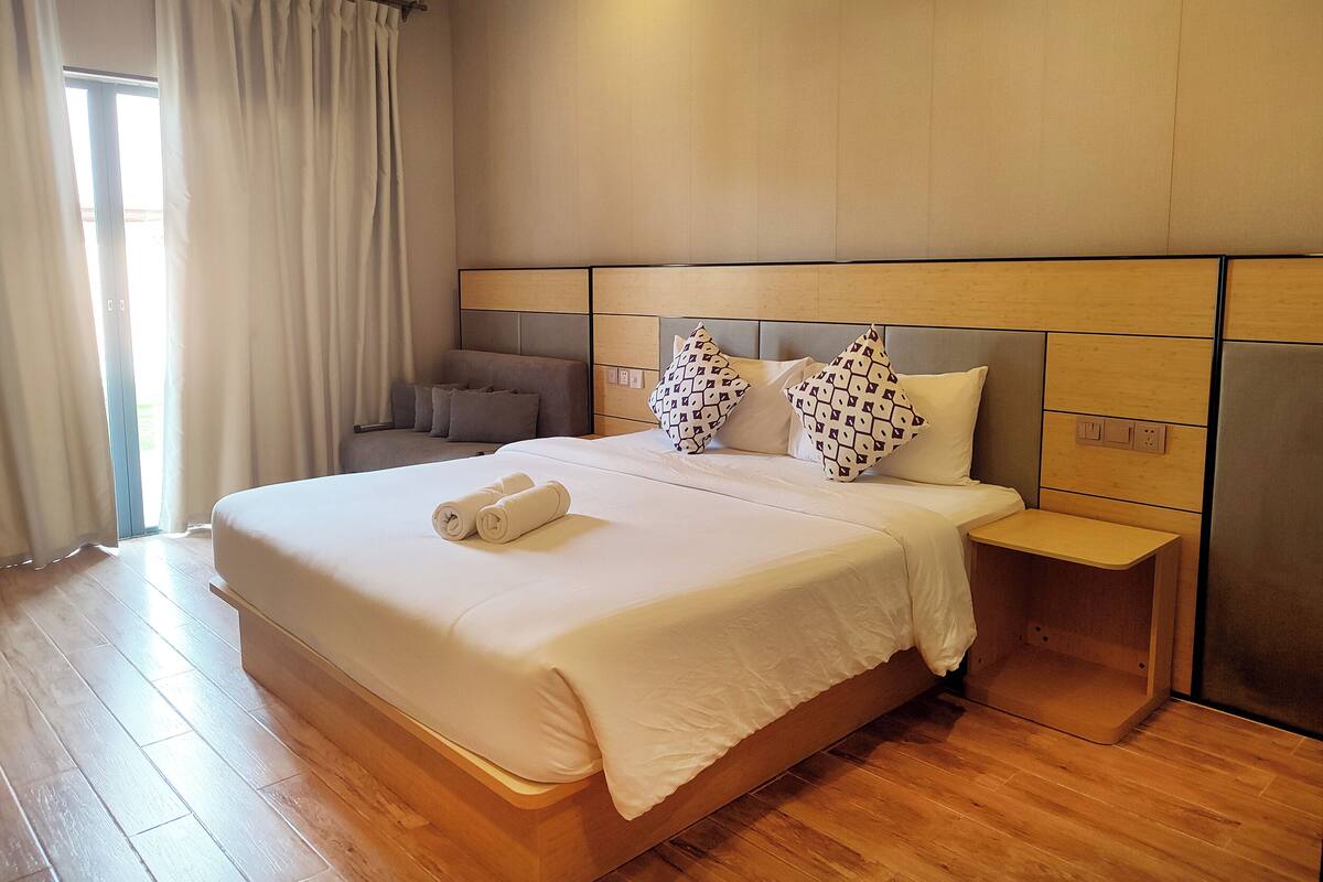Deluxe King Room- Poolside | 高級寢具、書桌、手提電腦工作空間、遮光窗簾/窗簾