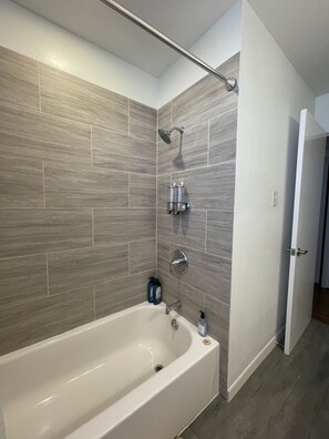 Shower, hair dryer, towels, soap - Lilly’s Maison #4- Medical Center, NRG, Galleria retreat (Houston)