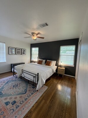 3 bedrooms, iron/ironing board, WiFi, bed sheets