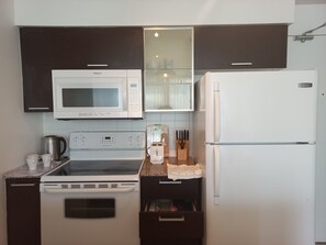 Mikrowelle, Ofen, Herdplatte, Geschirrspüler