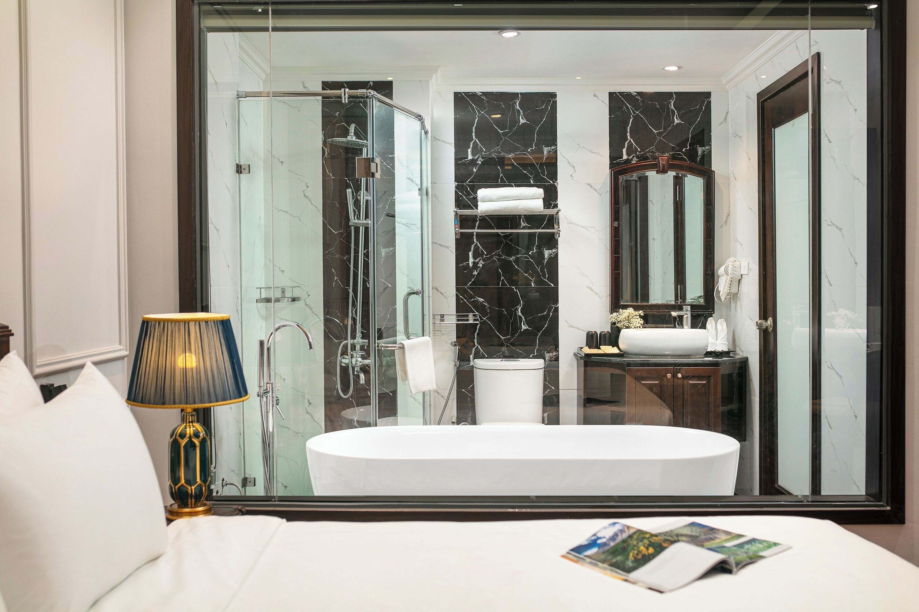 Habitación doble ejecutiva, vista a la ciudad | Baño | Amenidades de baño de diseñador, secadora de cabello, batas, pantuflas 