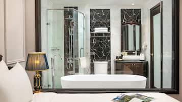 Habitación doble ejecutiva, vista a la ciudad | Baño | Amenidades de baño de diseñador, secadora de cabello, batas, pantuflas