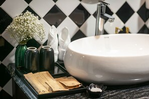 Superior Double Room, No Windows | Bathroom