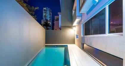 Wow Large 4 Bedrooms 4 bathroom with Private pool, 4 min walk to beach