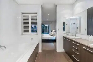 Combined shower/tub, hair dryer, towels