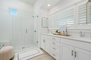 Hair dryer, towels - Inviting beach-front townhouse with pool, balcony, water views, & W/D (Port Aransas)